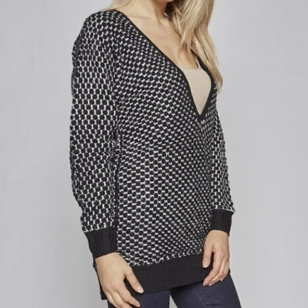 BLACK WHITE KNIT SWEATER